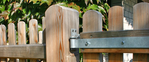 Gartentor aus Lärchenholz mit verstellbaren Beschlägen