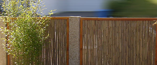 Die Sichtschutzwände werden an Holzpfählen bzw. Holzpfosten befestigt. Ergänzt wir Ihr Bambuselement durch passende Holztore. Ihr Sichtschutz aus Bambus ist ein Naturprodukt. Aus der Natur – Für die Natur.