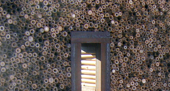 Die Sichtschutzelemente, Raumteiler und Gestaltungselemente bestehen aus unbehandeltem Stahl, Bambus oder Fichtenholz. Sie können aus als Brennholzlager genutzt werden.