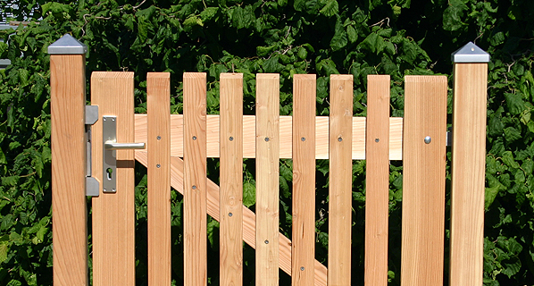 Lattenzäune und Tore mit Systempfosten aus Lärchenholz, liefert die zaunfabrik-natur in ganz Deutschland, Italien, Österreich und in die Schweiz