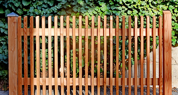 Staketenzaun aus Lärchenholz oder Profilzaun mit Lärchenpfosten, ein moderner Holzzaun vom Kaiserstuhl