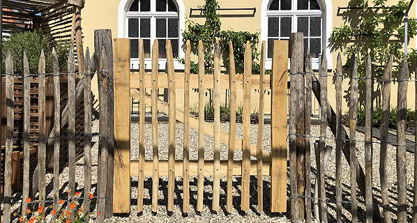 Muster von einem Kastanientor mit Kastanienpfählen und Kastanienzaun bzw. Staketenzaun, incl. Beschläge-Set 1k aus der Leistungsschau in Emmendingen bei Freiburg bzw. Offenburg