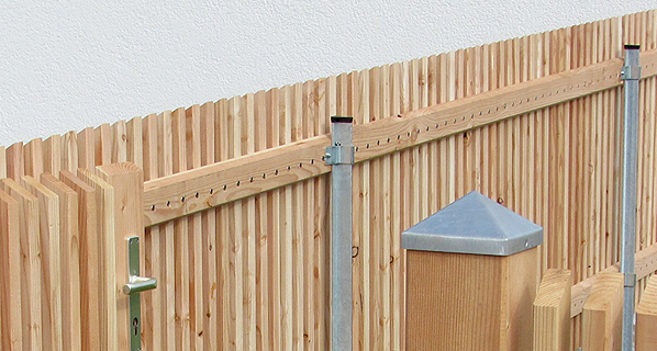Sichtschutz aus Lärchenholz mit den passenden Lärchentoren liefert die zaunfabrik-natur in ganz Deutschland, Österreich, Italien und in die Schweiz