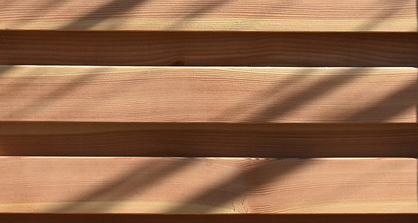 Sichtschutz aus heimischem Lärchenholz, erhältlich bei der zaunfabrik-natur, nahe Lörrach und Basel